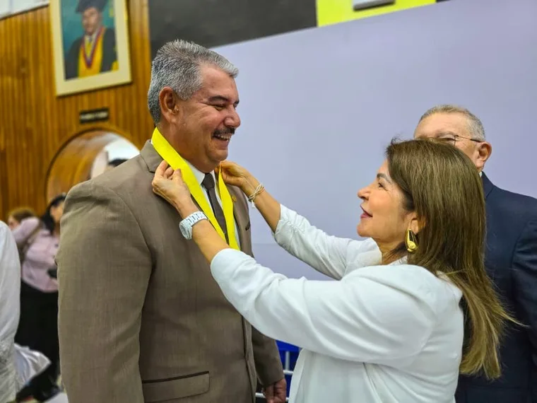 Gobernador Luis Caldera recibe medalla al Honor al Mérito por su compromiso con la salud pública en Zulia