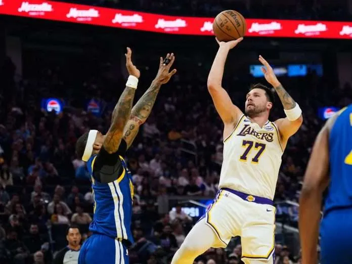 Luka Doncic brilla y lidera a Lakers a una contundente victoria sobre Warriors