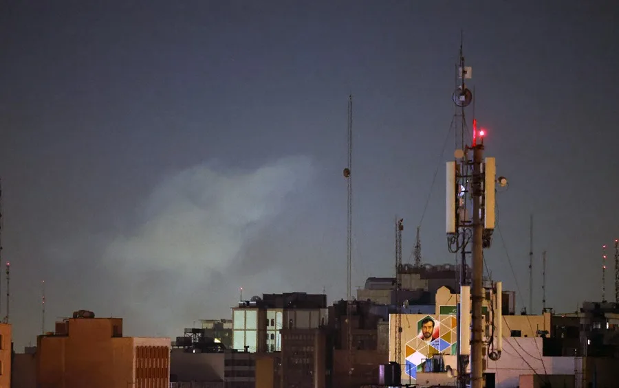 Israel intensifica ataques contra Irán, asegurando continuidad hasta la neutralización de amenazas