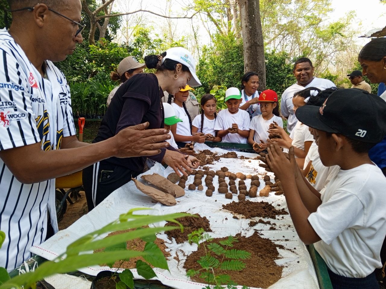 Conare Zulia realiza exitosa jornada de elaboración de avíos para niños del Complejo Educativo Víctor Capo