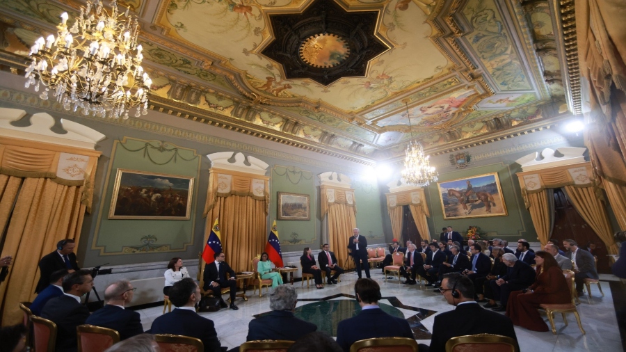 Venezuela ofrece nuevas garantías a inversionistas en encuentro en el Palacio de Miraflores