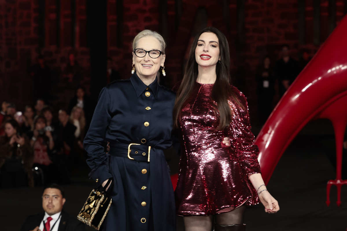 Meryl Streep y Anne Hathaway deslumbran en la premiere mundial de “El diablo viste a la moda 2” en Ciudad de México