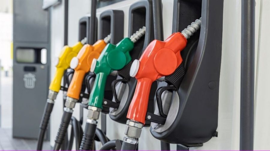 Aumento de precio de la gasolina en EE.UU. alcanzando los 4 dólares por galón en contexto de inestabilidad geopolítica