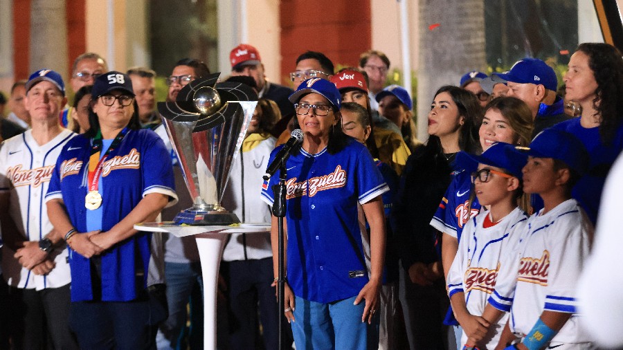 Venezuela celebra triunfo en el Clásico Mundial de Béisbol 2026 con la entrega de la copa en Miraflores