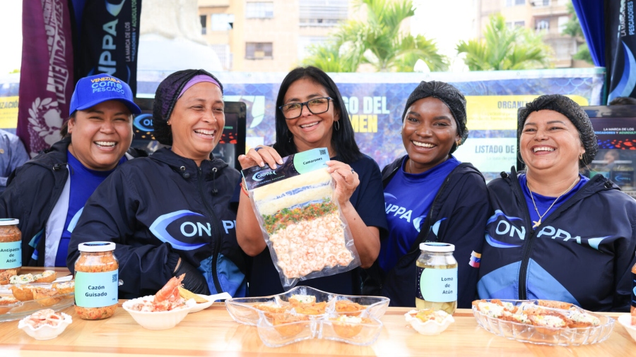 Delcy Rodríguez aboga por el levantamiento de sanciones en la feria Venezuela come pescado en Petare