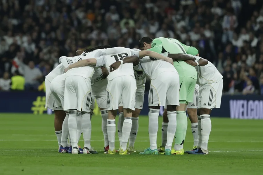 Real Madrid sancionado con 15.000 Euros y advertencia de cierre parcial de estadio por comportamiento racista de aficionados