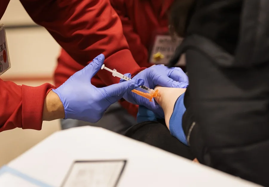 Juez Federal bloquea cambios en la política de vacunación infantil del gobierno Trump