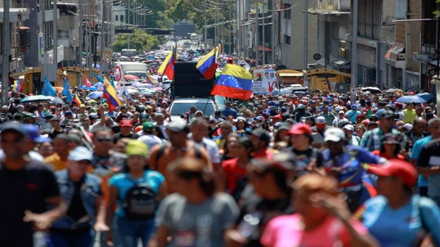 Caracas se moviliza en el día de la Dignidad Nacional para conmemorar 24 años de la gesta popular que restituyo la democracia