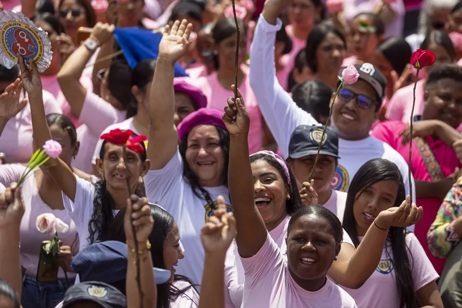 Chavismo protesta contra racismo hacia Delcy Rodríguez y recolecta 20.000 firmas para denunciar agresiones ante Embajada de España en Caracas