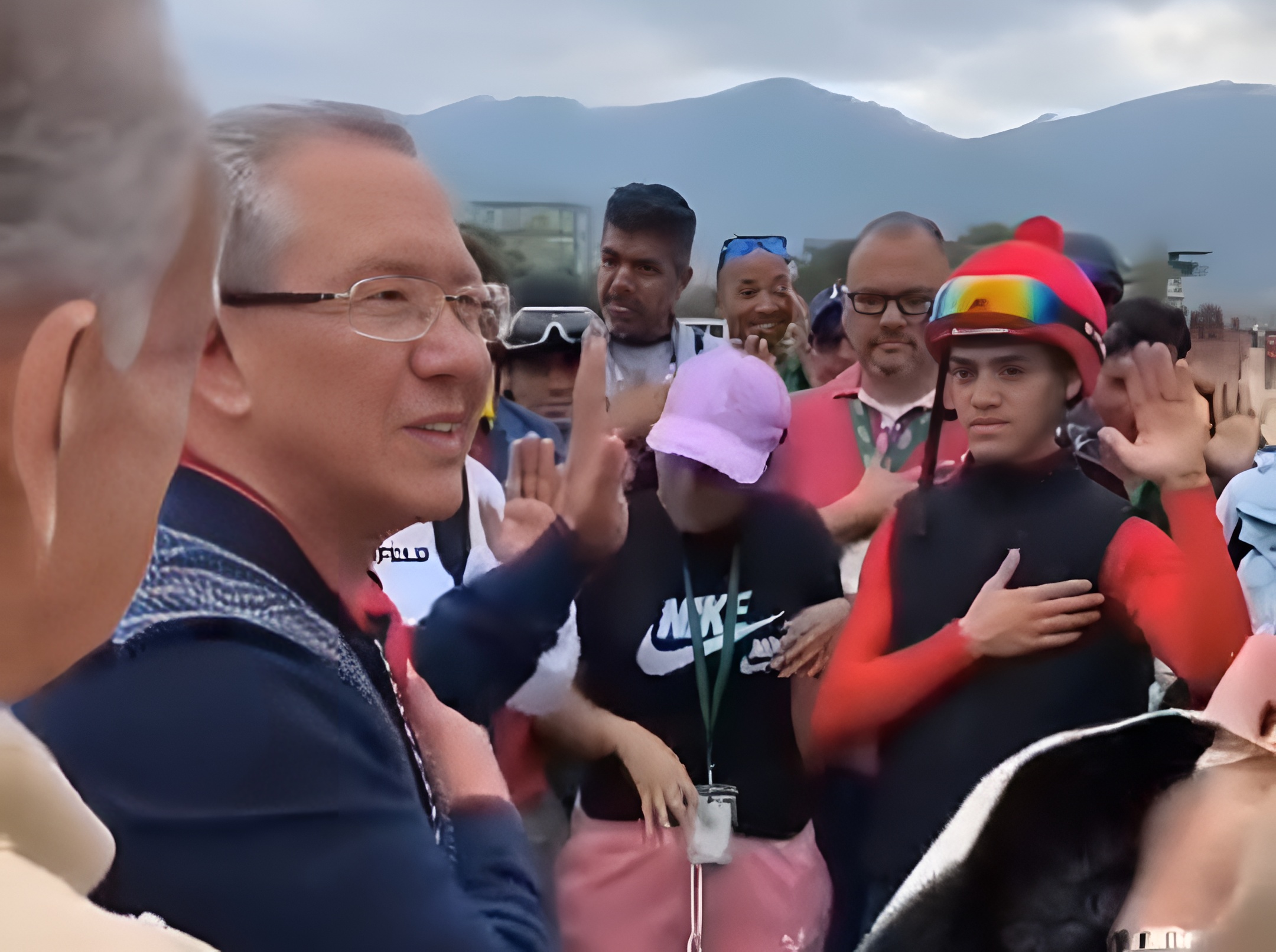 Julio León reafirma su compromiso con el hipismo venezolano junto a trabajadores del Hipódromo y el Potro Álvarez