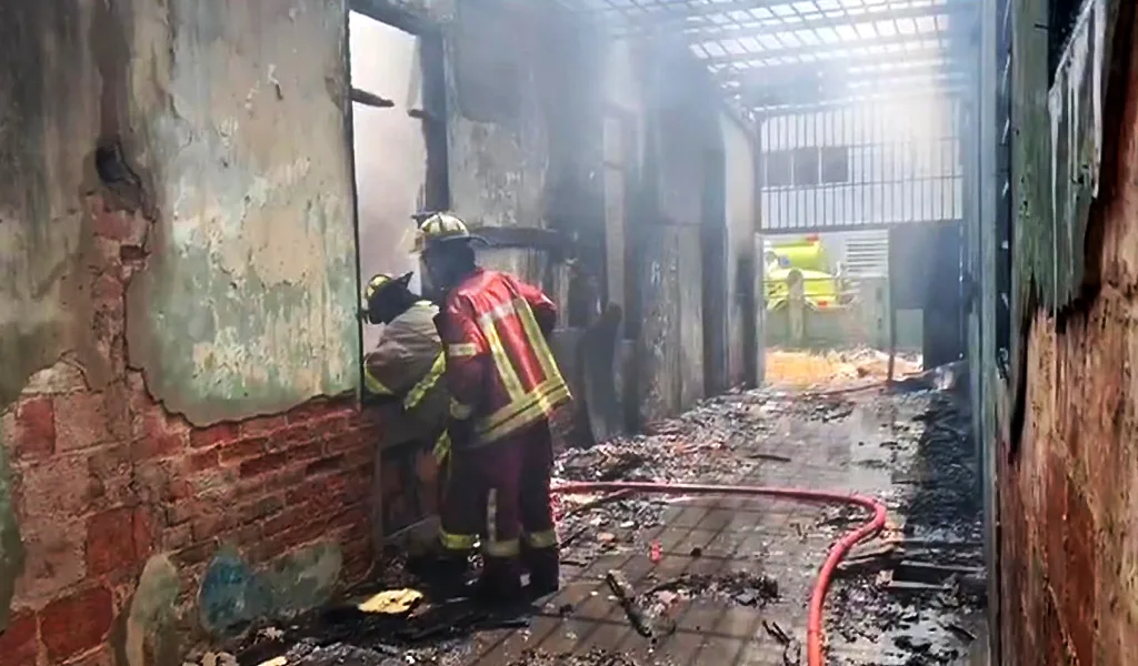 Bomberos sofocan incendio en vivienda abandonada cerca de procesión en Maracaibo; investigan presunto sabotaje