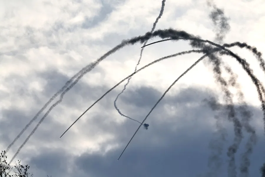 Hizbulá lanza nuevos ataques contra Israel y acusa violación del alto el fuego mientras EE.UU. e Israel excluyen al Líbano del acuerdo