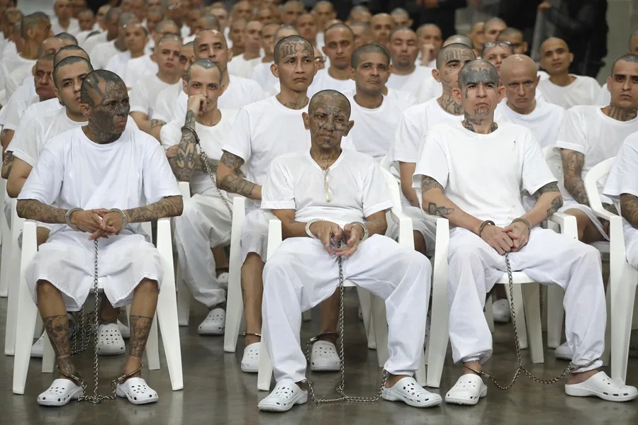 El Salvador avanza en megajuicio inédito contra mas de 400 presuntos pandilleros de la MS13 en el CECOT