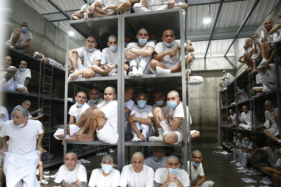 Gustavo Petro critica políticas carcelarias de El Salvador y advierte sobre violaciones a derechos humanos