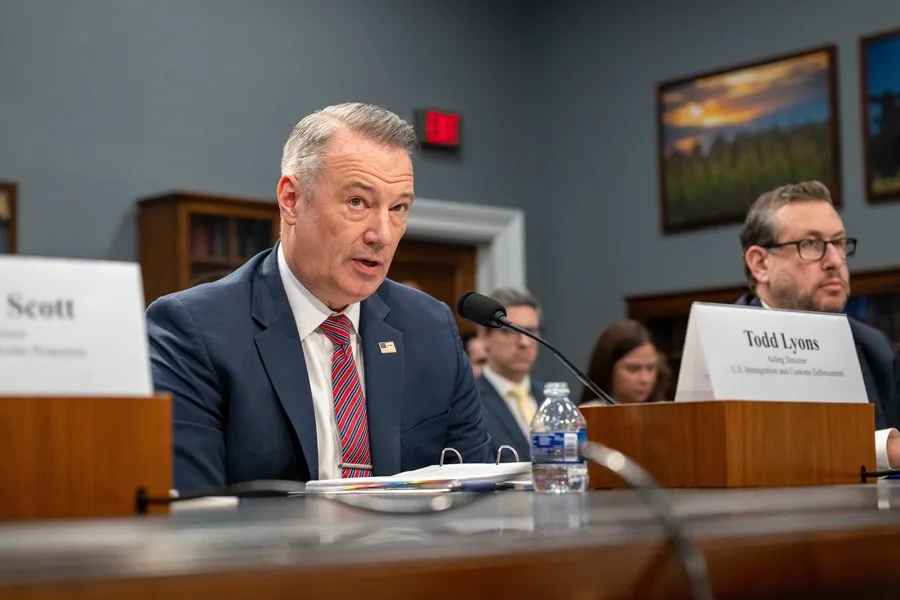 Renuncia el jefe interino de ICE y supervisor del plan de deportación masiva de Trump