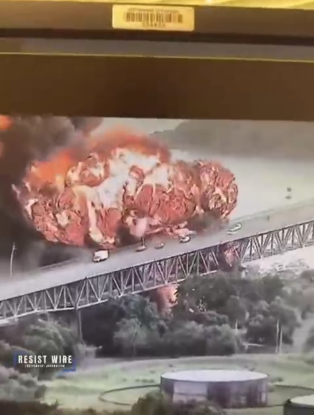 Incendio en Balboa obliga al cierre del Puente de las Américas tras explosión de tres camiones cisterna