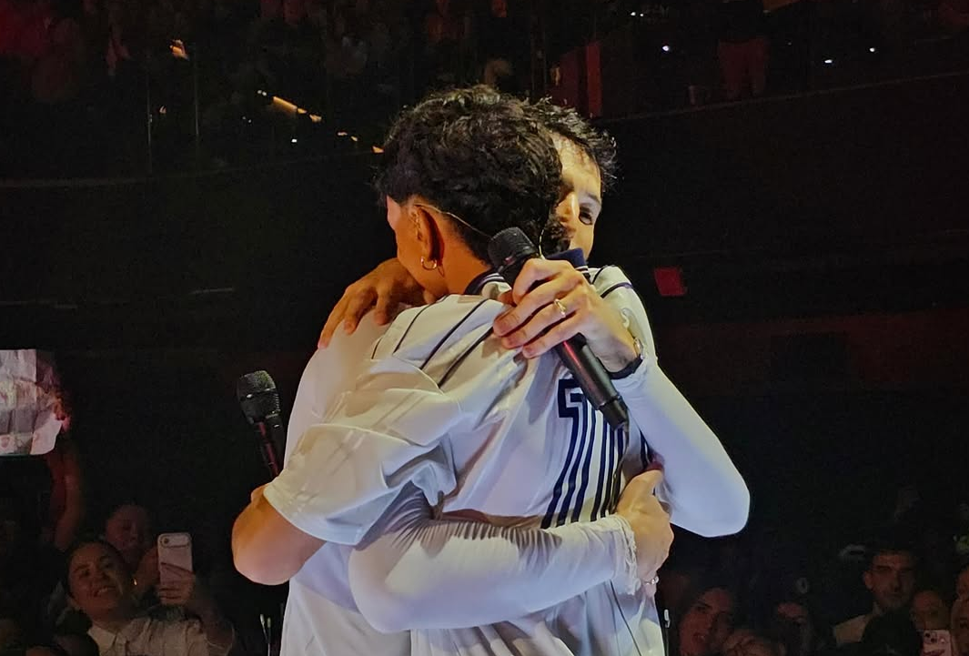 Sueño cumplido: Joven comparte escenario con Sebastián Yatra en el Movistar Arena y se vuelve viral