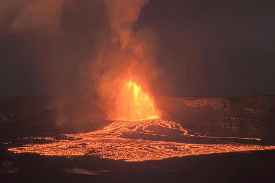 Volcán Kilauea en Hawái entra en erupción con fuentes de lava de 300 metros de altura