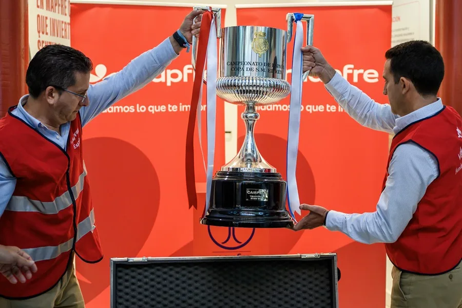 La Copa del Rey Mapfre ya está en Sevilla y aguarda en La Cartuja la final entre Real Sociedad y Atlético de Madrid