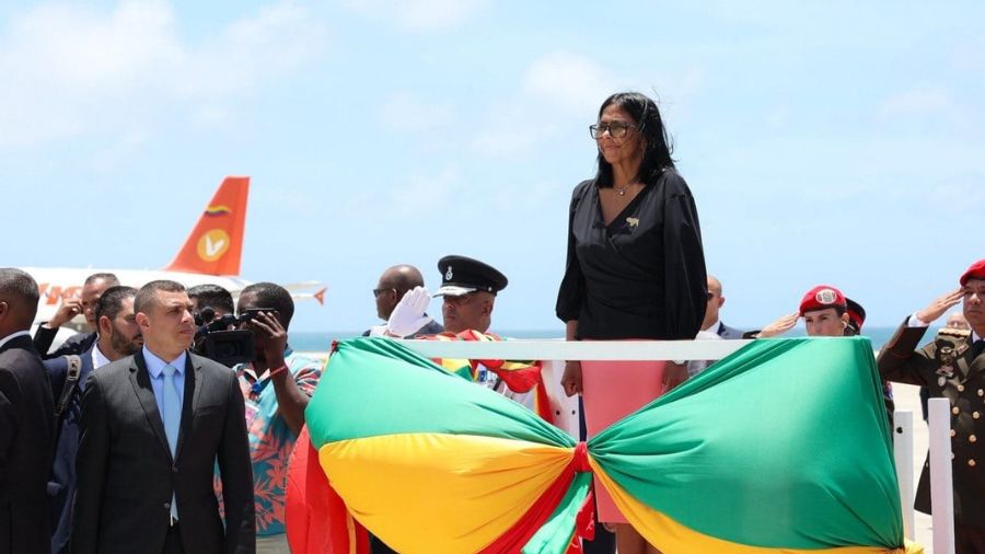 Delcy Rodríguez arriba a Granada en su primer viaje internacional como presidenta encargada para fortalecer la cooperación bilateral