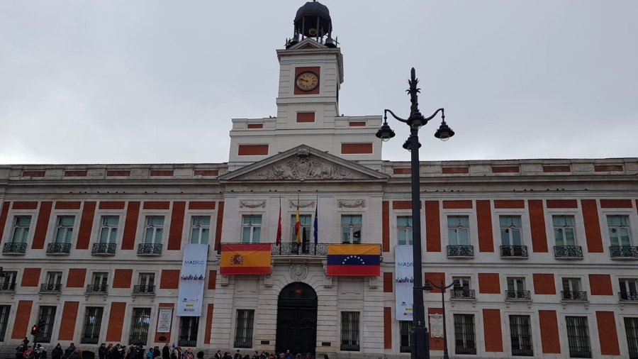 Embajada de Venezuela en España condena “discurso de odio” de Carlos Baute en Madrid y ofrece disculpas al pueblo español