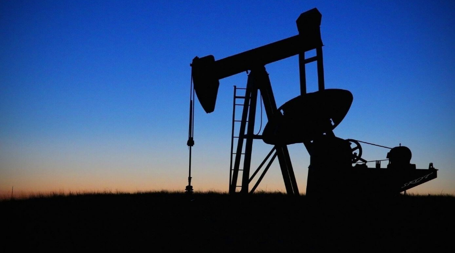 Precios del petróleo alcanzan los 110 dólares por barril en medio de tensiones geopolíticas