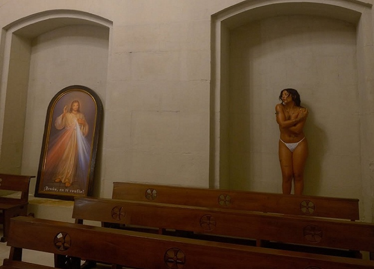 Abogados Cristianos denuncian a Tokischa por posar semidesnuda en una iglesia de San Sebastián