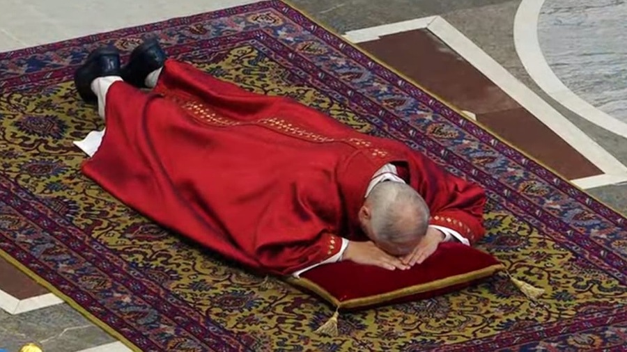 El Papa León XIV retoma la tradición de orar tendido en el suelo durante la conmemoración de la Pasión de Cristo en San Pedro