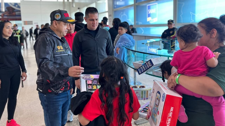 Una vez realizado el desembarque, los repatriados fueron entrevistados para revisar su caso y recibir atención médica por parte de las instituciones del Gobierno Bolivariano, para posteriormente ser trasladados a sus hogares por los órganos de seguridad.  Con esta jornada el Ejecutivo Nacional reitera su compromiso con la protección y el bienestar de sus ciudadanos, facilitando su retorno y asegurando que reciban la atención necesaria al llegar al país.