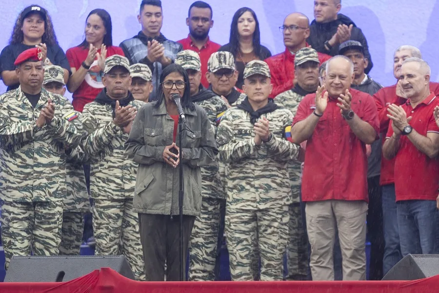 Miles de chavistas marchan en Caracas para conmemorar el “Día de la Dignidad” a 24 años del golpe contra Hugo Chávez