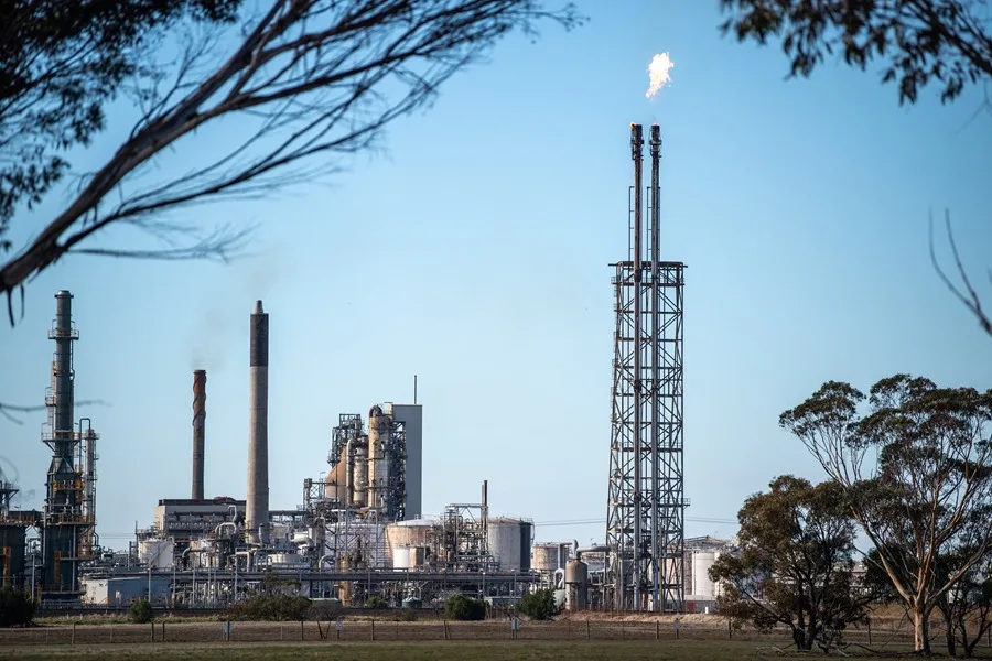 Extinguido el incendio en refinería australiana de Geelong; fallo técnico sería la causa, sin víctimas pero con alerta en el suministro de combustible