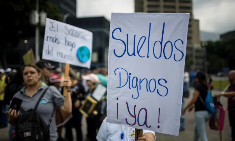 Expertos advierten que aumento salarial es “difícil de aplicar” bajo ley actual y exigen reforma estructural con dolarización oficial