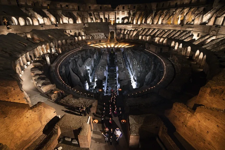 El Papa León XIV celebra su primer Viacrucis en el Coliseo de Roma: Una llamada a la conciencia global sobre la guerra y el poder